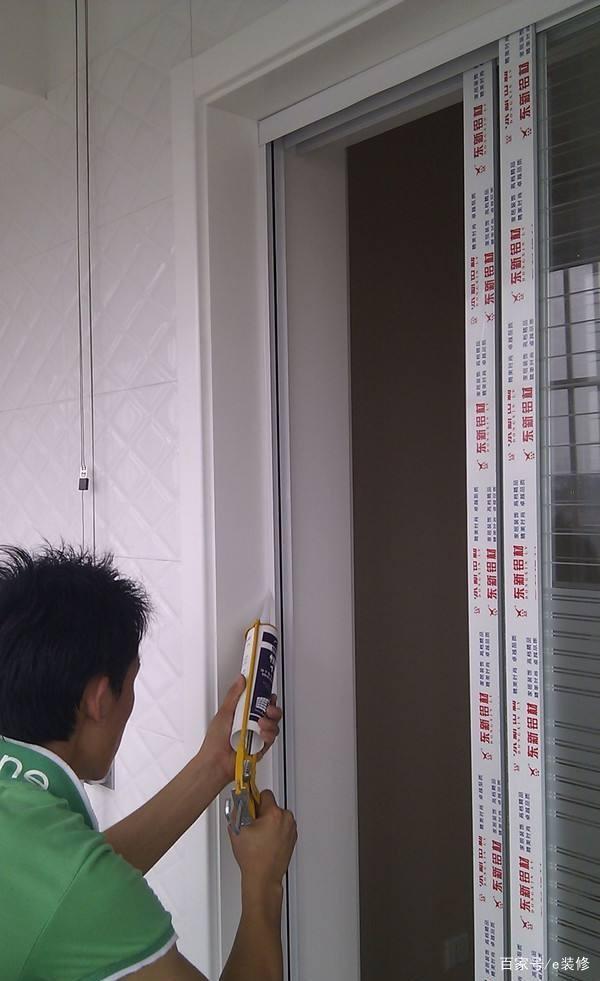 瓷砖空鼓能用玻璃胶吗(瓷砖空鼓可以用玻璃胶)