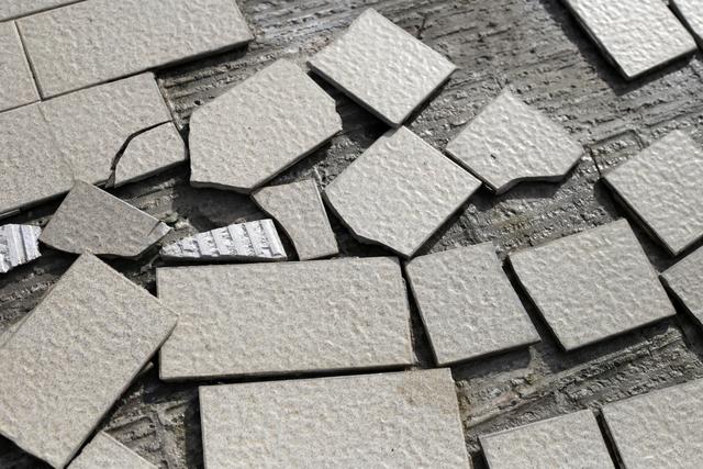 地面瓷砖空鼓不处理会有什么后果吗(地面瓷砖空鼓不处理会有什么后果吗图片)